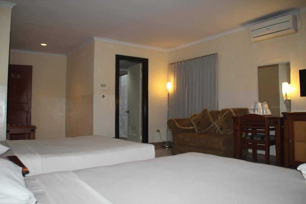 Hotel Celebes Manado Exterior foto
